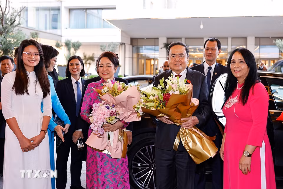 Cán bộ, nhân viên Đại sứ quán Việt Nam tại Maroc cùng bà con người Việt Nam tại Maroc đón Chủ tịch Quốc hội Trần Thanh Mẫn và Phu nhân. (Ảnh: Doãn Tấn/TTXVN)