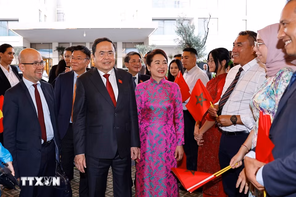 Đại sứ Việt Nam tại Maroc Lê Kim Quy, cán bộ, nhân viên Đại sứ quán Việt Nam cùng bà con người Việt Nam tại Maroc đón Chủ tịch Quốc hội Trần Thanh Mẫn và Phu nhân. (Ảnh: Doãn Tấn/TTXVN)