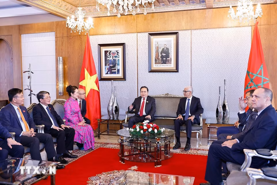 Chủ tịch Quốc hội Trần Thanh Mẫn gặp ngắn Chủ tịch Hạ viện Vương quốc Maroc Rachid Talbi Alami tại Sân bay Sale Rabat. (Ảnh: Doãn Tấn/TTXVN)