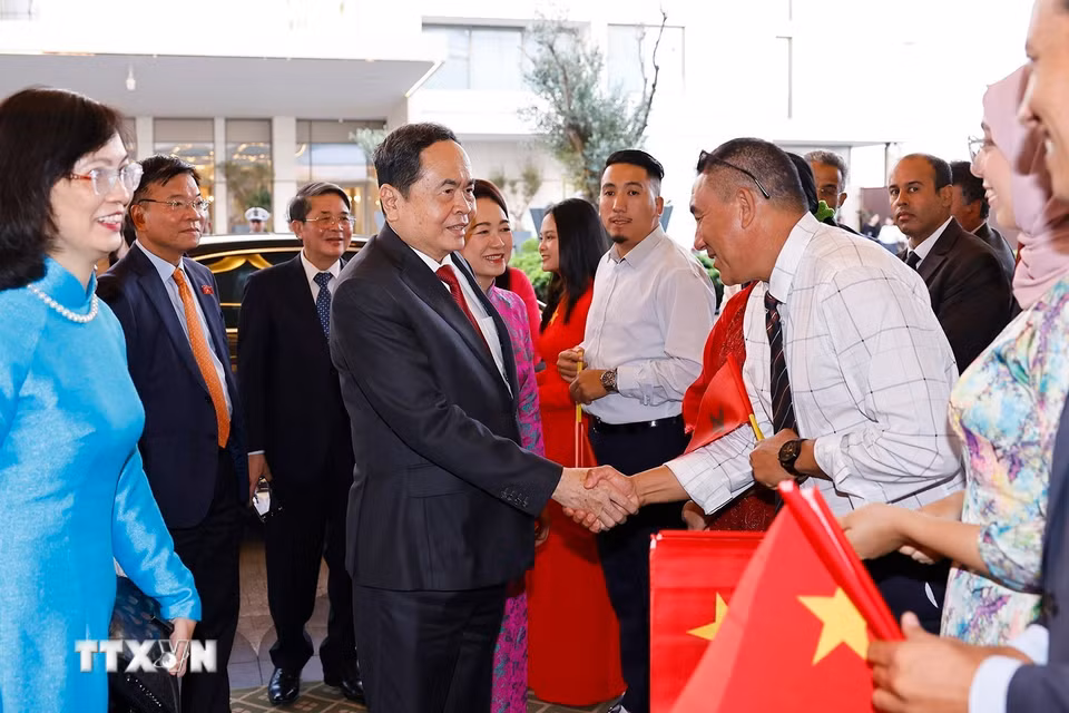 Đại sứ Việt Nam tại Maroc Lê Kim Quy cùng cán bộ, nhân viên Đại sứ quán và bà con người Việt Nam đón Chủ tịch Quốc hội Trần Thanh Mẫn và Phu nhân. (Ảnh: Doãn Tấn/TTXVN)