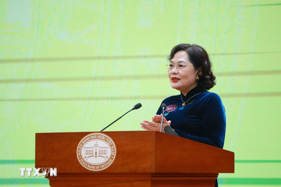 Thống đốc Ngân hàng Nhà nước Việt Nam Nguyễn Thị Hồng trình bày Báo cáo tổng kết năm 2025 và triển khai nhiệm vụ năm 2026 của ngành Ngân hàng. (Ảnh: Dương Giang/TTXVN)