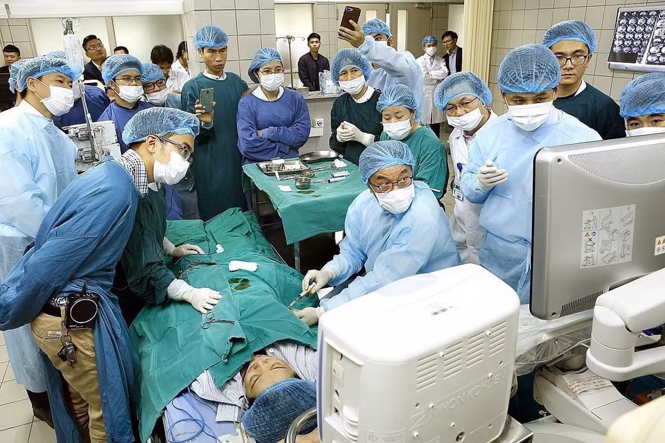 Chuyên gia Nhật Bản chuyển giao kỹ thuật siêu âm can thiệp - đốt sóng cao tần khối ung thư gan bằng kim chùm Leveen cho các bác sỹ Bệnh viện Bạch Mai (Hà Nội, 8/12/2018). (Ảnh: Dương Ngọc/TTXVN)