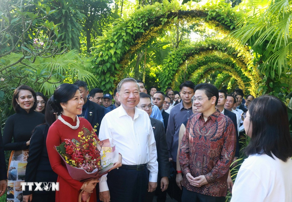 Tổng Bí thư Tô Lâm và Phu nhân cùng Thủ tướng Singapore Lawrence Wong dự Lễ đặt tên hoa lan tại Vườn thực vật Quốc gia Singapore. (Ảnh: Thống Nhất/TTXVN)