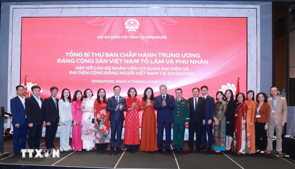 Tổng Bí thư Tô Lâm và Phu nhân với cán bộ, nhân viên cơ quan đại diện và đại diện cộng đồng người Việt Nam tại Singapore. (Ảnh: Thống Nhất/TTXVN)