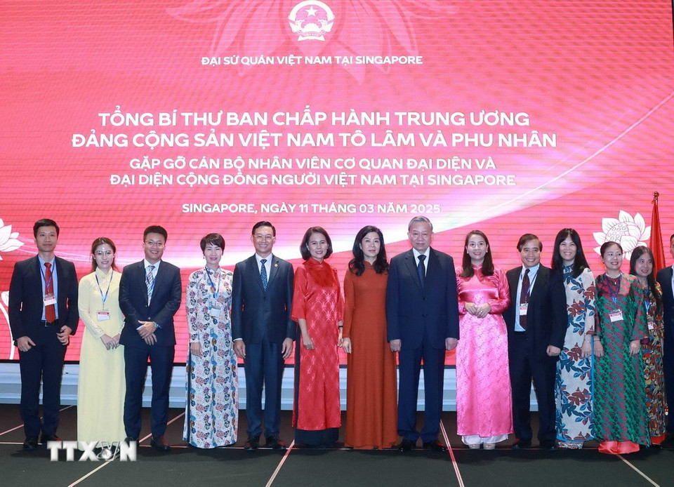 Tổng Bí thư Tô Lâm và Phu nhân với cán bộ, nhân viên cơ quan đại diện và đại diện cộng đồng người Việt Nam tại Singapore. (Ảnh: Thống Nhất/TTXVN)