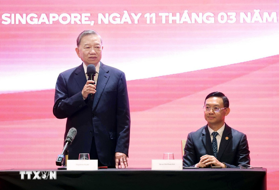 Tổng Bí thư Tô Lâm nói chuyện với cán bộ, nhân viên cơ quan đại diện và đại diện cộng đồng người Việt Nam tại Singapore. (Ảnh: Thống Nhất/TTXVN)