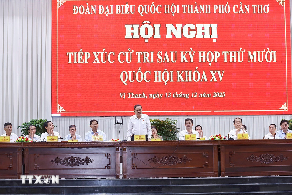 Chủ tịch Quốc hội Trần Thanh Mẫn và đại biểu Quốc hội tiếp xúc cử tri sau Kỳ họp thứ 10 tại thành phố Cần Thơ. (Ảnh: Doãn Tấn/TTXVN)