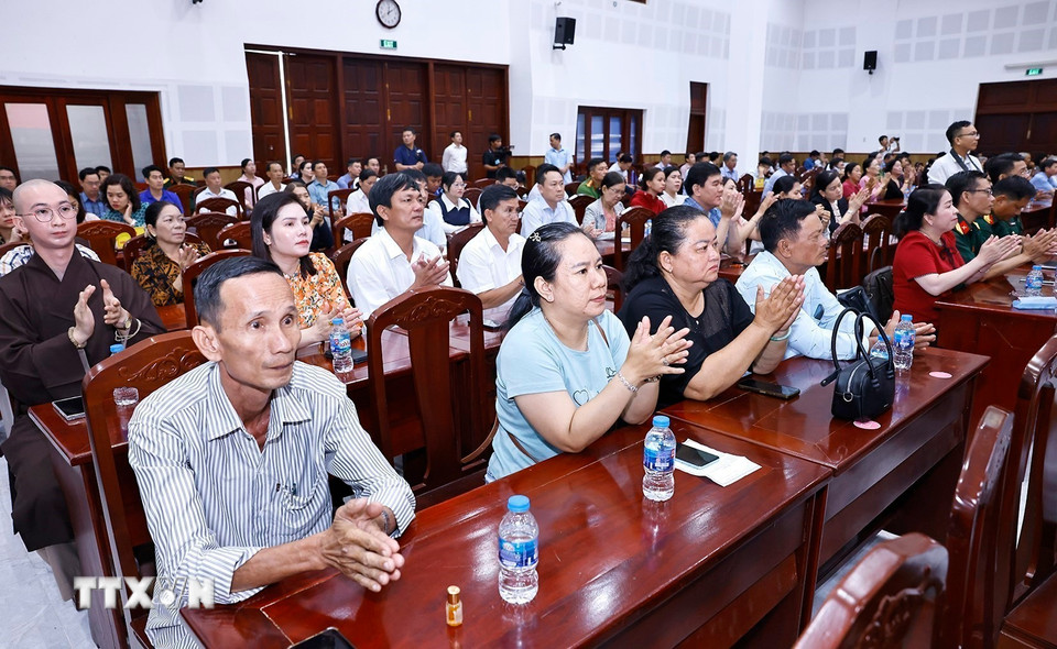 Cư tri dự Hội nghị tiếp xúc cử tri. (Ảnh: Doãn Tấn/TTXVN)