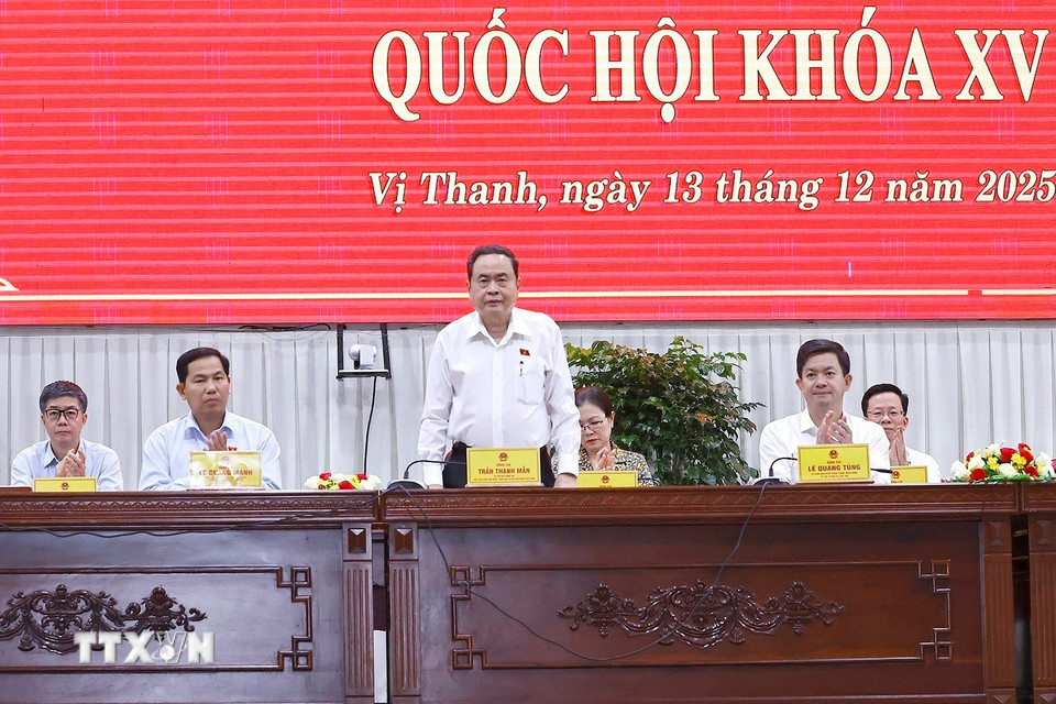 Chủ tịch Quốc hội Trần Thanh Mẫn và đại biểu Quốc hội tiếp xúc cử tri sau Kỳ họp thứ 10 tại thành phố Cần Thơ. (Ảnh: Doãn Tấn/TTXVN)