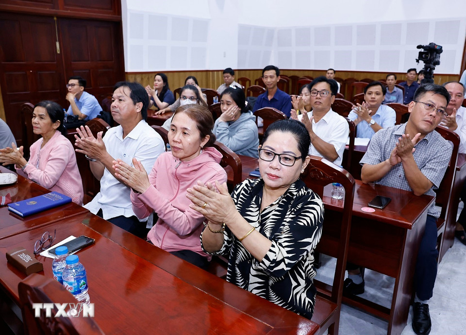 Cư tri dự Hội nghị tiếp xúc cử tri. (Ảnh: Doãn Tấn/TTXVN)