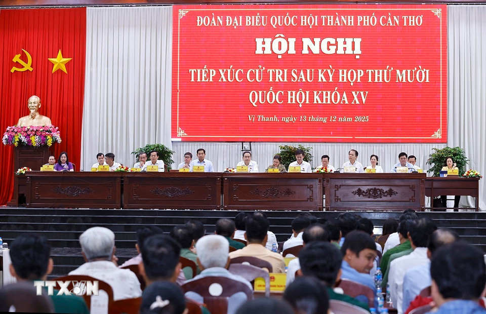 Chủ tịch Quốc hội Trần Thanh Mẫn và đại biểu Quốc hội tiếp xúc cử tri sau Kỳ họp thứ 10 tại thành phố Cần Thơ. (Ảnh: Doãn Tấn/TTXVN)