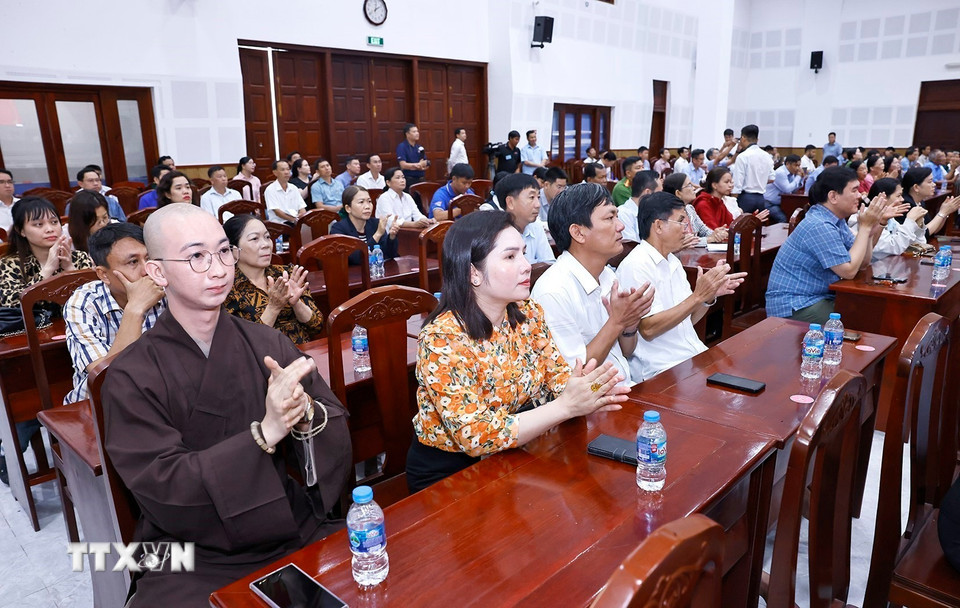 Cư tri dự Hội nghị tiếp xúc cử tri. (Ảnh: Doãn Tấn/TTXVN)