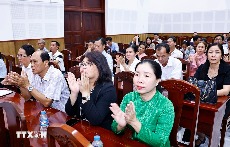 Cư tri dự Hội nghị tiếp xúc cử tri. (Ảnh: Doãn Tấn/TTXVN)