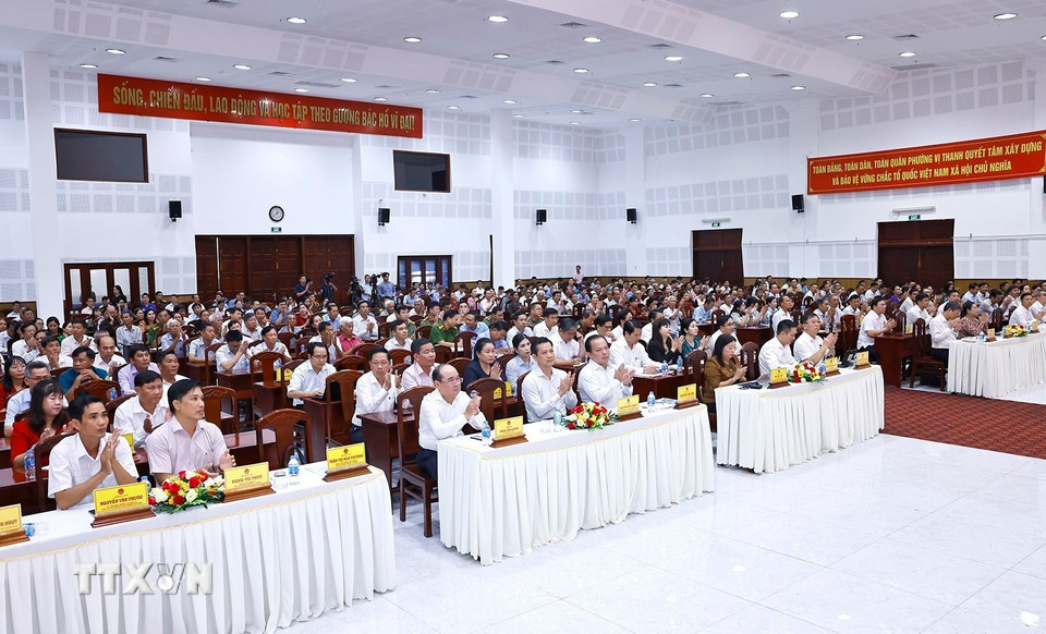 Cư tri dự Hội nghị tiếp xúc cử tri. (Ảnh: Doãn Tấn/TTXVN)