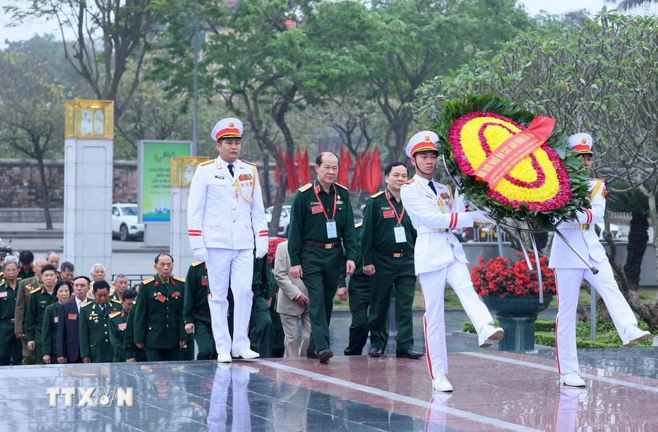 Đoàn đại biểu cựu chiến binh, cựu thanh niên xung phong và dân quân tự vệ đến đặt vòng hoa tại Đài Tưởng niệm Liệt sỹ Bắc Sơn. (Ảnh: An Đăng/TTXVN)