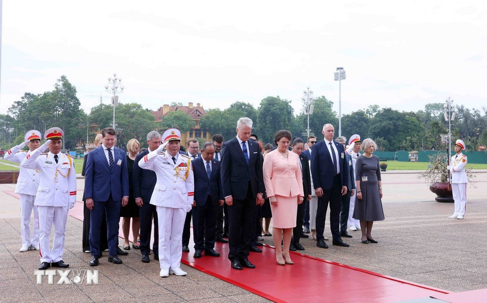 Tổng thống Cộng hòa Litva Gitanas Nauseda và Phu nhân thành kính tưởng niệm Chủ tịch Hồ Chí Minh. (Ảnh: Phạm Kiên/TTXVN)