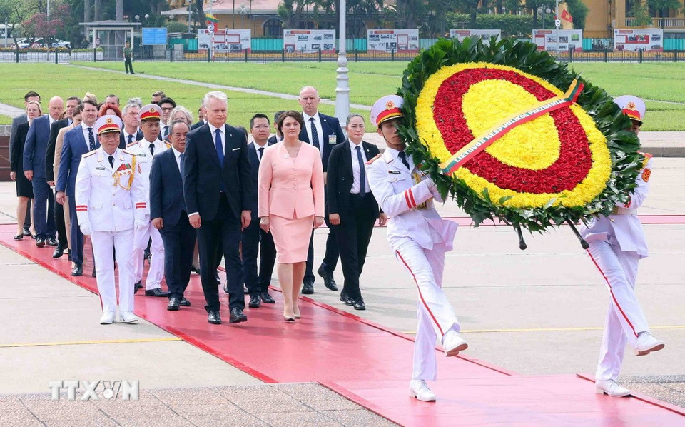 Tổng thống Cộng hòa Litva Gitanas Nauseda và Phu nhân đến đặt vòng hoa và vào Lăng viếng Chủ tịch Hồ Chí Minh. (Ảnh: Phạm Kiên/TTXVN)