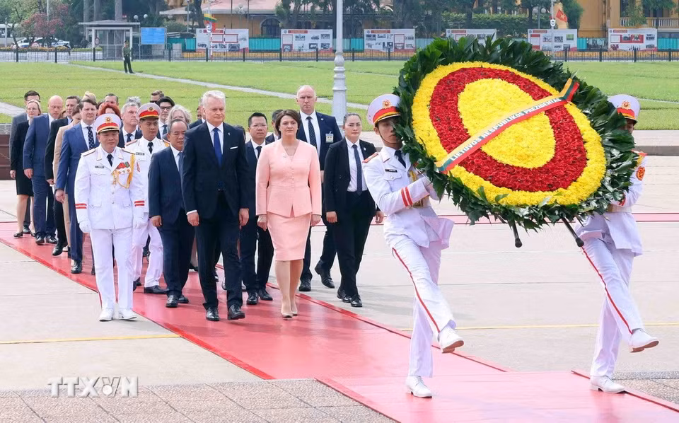 Tổng thống Cộng hòa Litva Gitanas Nauseda và Phu nhân đến đặt vòng hoa và vào Lăng viếng Chủ tịch Hồ Chí Minh. (Ảnh: Phạm Kiên/TTXVN)