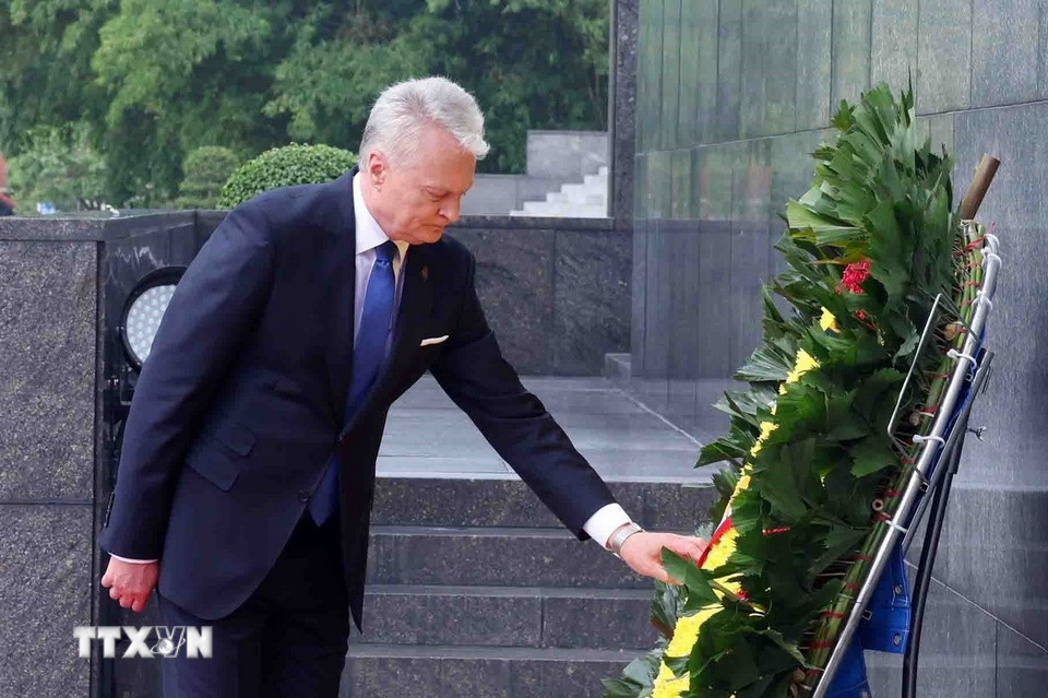 Tổng thống Cộng hòa Litva Gitanas Nauseda đặt vòng hoa tưởng niệm Chủ tịch Hồ Chí Minh. (Ảnh: Phạm Kiên/TTXVN)