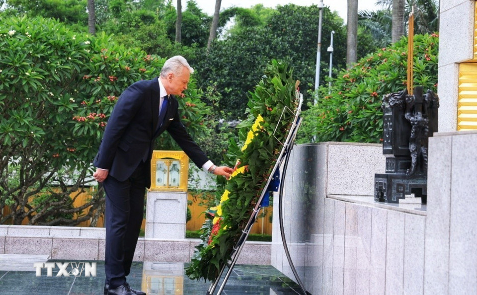 Tổng thống nước Cộng hòa Litva Gitanas Nauseda đặt vòng hoa tưởng niệm các Anh hùng liệt sỹ. (Ảnh: Tuấn Anh/TTXVN)