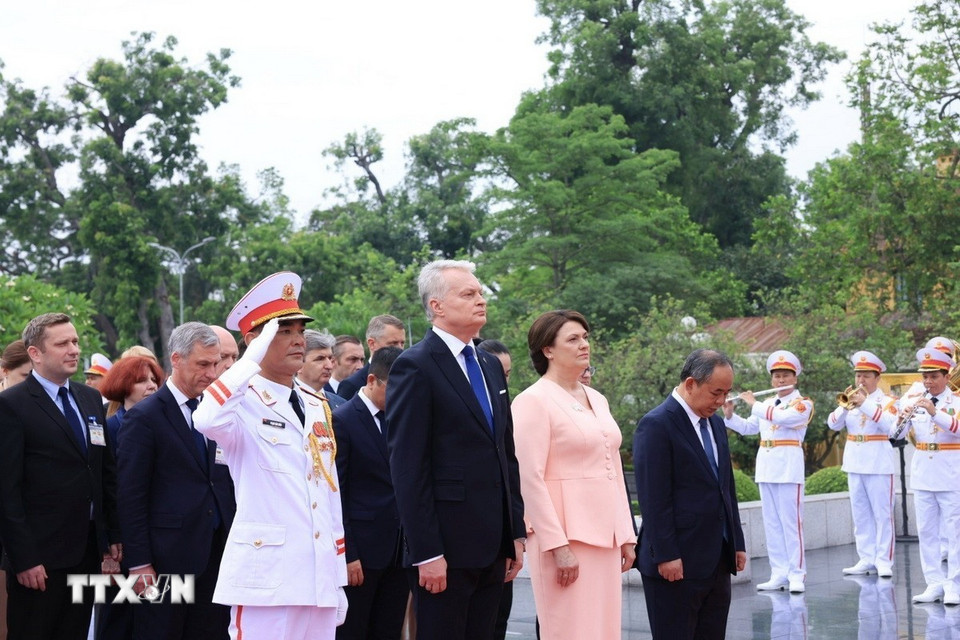 Tổng thống ước Cộng hòa Litva Gitanas Nauseda và Phu nhân tưởng niệm các Anh hùng liệt sỹ. (Ảnh: Tuấn Anh/TTXVN)