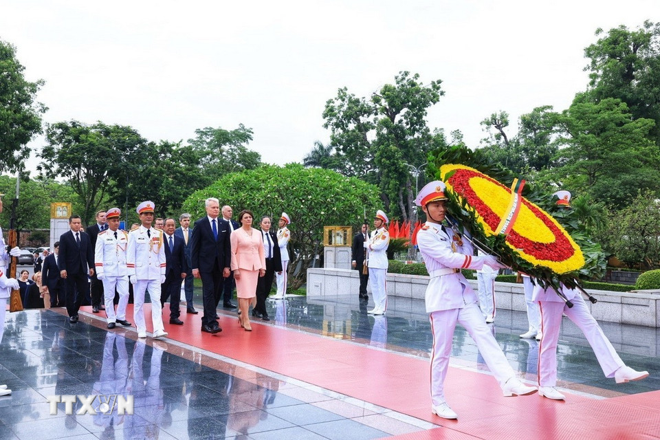 Tổng thống nước Cộng hòa Litva Gitanas Nauseda và Phu nhân đến đặt vòng hoa tại Đài tưởng niệm các Anh hùng liệt sỹ. (Ảnh: Tuấn Anh/TTXVN)