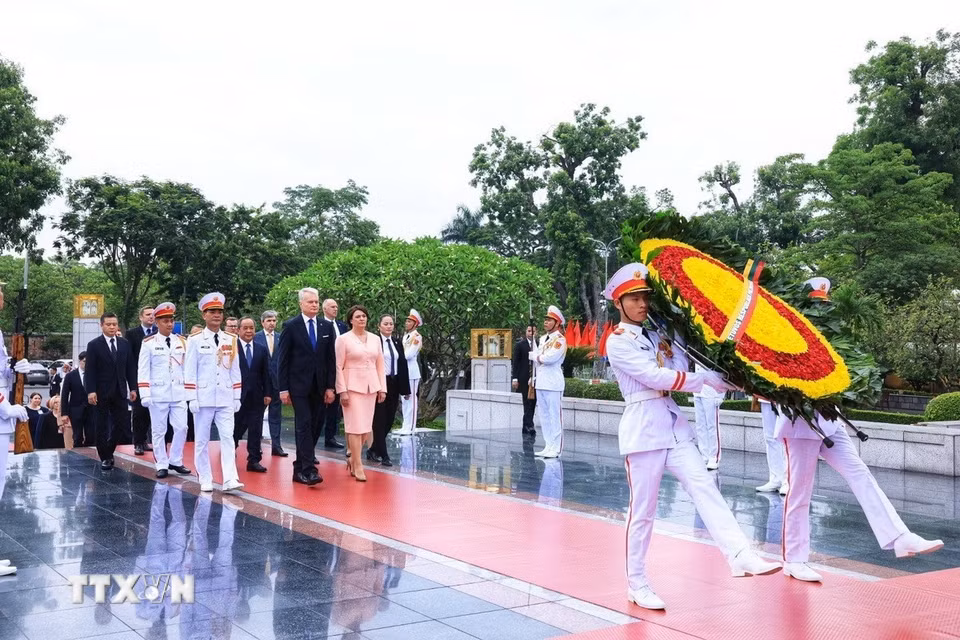 Tổng thống nước Cộng hòa Litva Gitanas Nauseda và Phu nhân đến đặt vòng hoa tại Đài tưởng niệm các Anh hùng liệt sỹ. (Ảnh: Tuấn Anh/TTXVN)