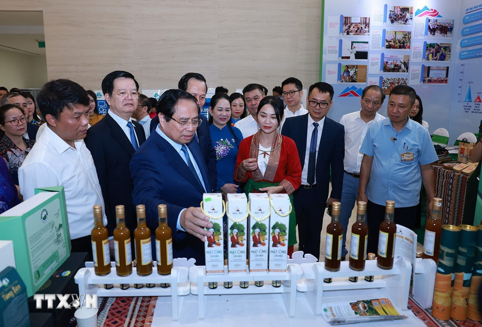 Thủ tướng Phạm Minh Chính tham quan trưng bày sản phẩm OCOP vùng đồng bào dân tộc thiểu số. (Ảnh: Dương Giang/TTXVN)