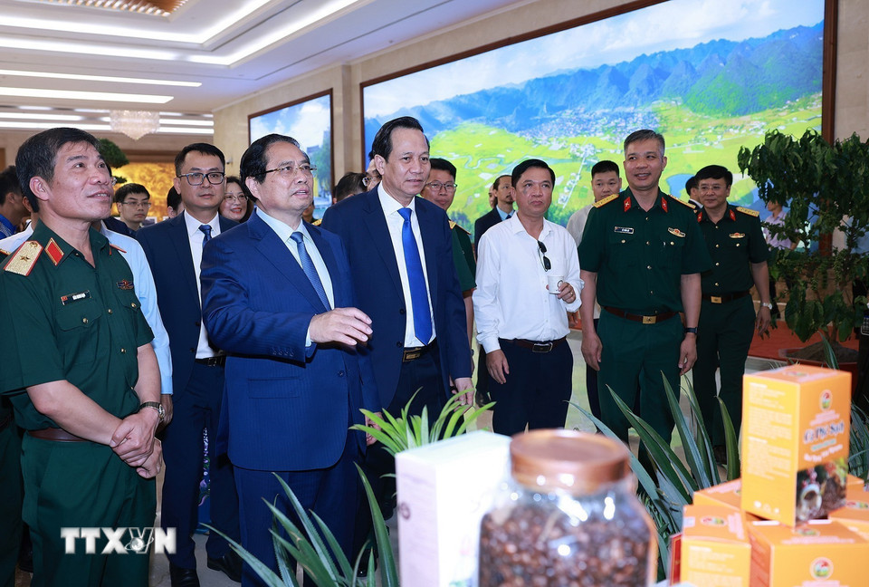 Thủ tướng Phạm Minh Chính tham quan trưng bày sản phẩm OCOP vùng đồng bào dân tộc thiểu số. (Ảnh: Dương Giang/TTXVN)