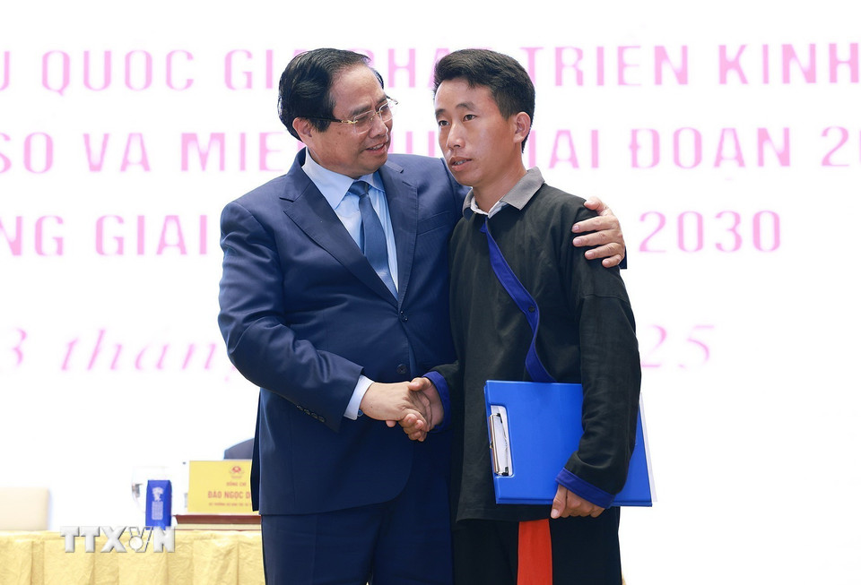 Thủ tướng Phạm Minh Chính động viên Trưởng bản Mùa A Thi, người đã cứu 90 người dân bản Háng Pu Xi, xã Xa Dung, tỉnh Điện Biên khỏi thảm họa lũ quét, sạt lở đất rạng sáng 1/8 vừa qua. (Ảnh: Dương Giang/TTXVN)