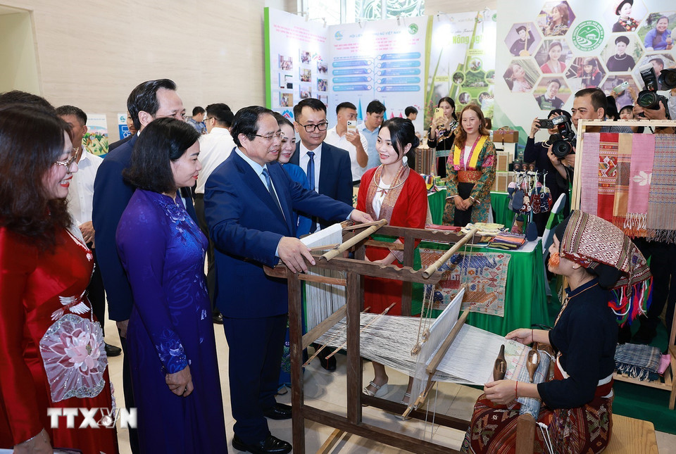 Thủ tướng Phạm Minh Chính tham quan trưng bày sản phẩm OCOP vùng đồng bào dân tộc thiểu số. (Ảnh: Dương Giang/TTXVN)