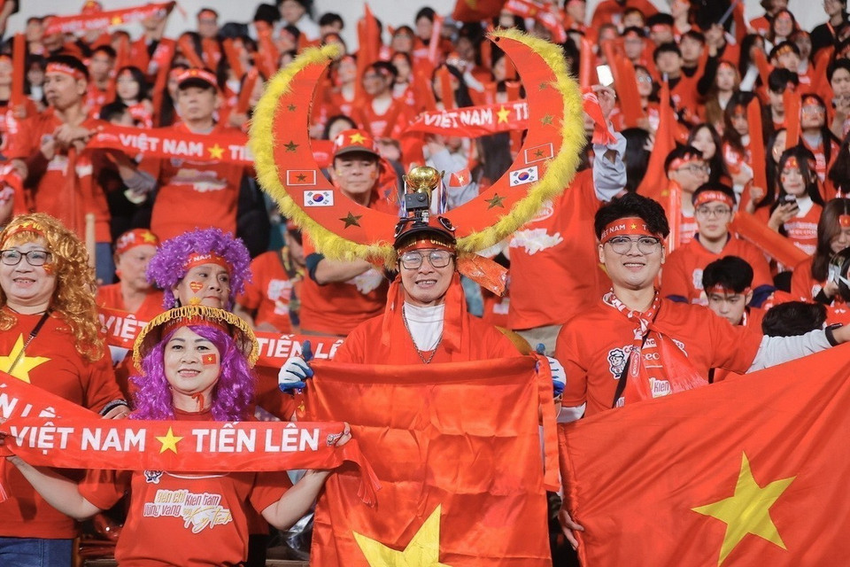 Khán giả đến sân vận động Việt Trì cổ vũ, tiếp lửa cho đội tuyển Việt Nam. (Ảnh: Minh Quyết/TTXVN)