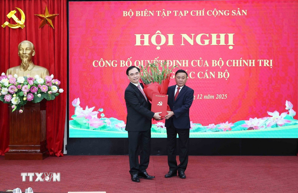 Ông Trần Cẩm Tú, Ủy viên Bộ Chính trị, Thường trực Ban Bí thư trao Quyết định của Bộ Chính trị cho đồng chí Dương Trung Ý. (Ảnh: Phương Hoa/TTXVN)