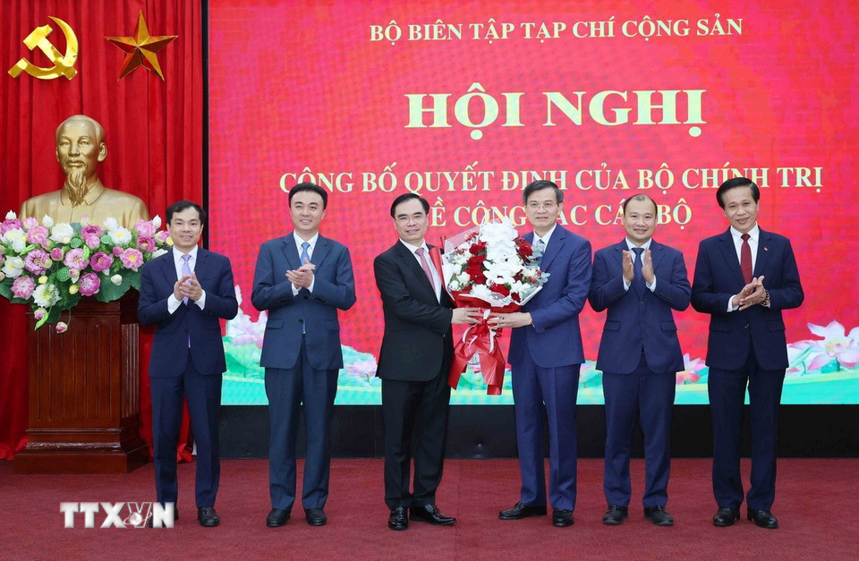 Các đồng chí lãnh đạo Học viện Chính trị Quốc gia Hồ Chí Minh chúc mừng ông Dương Trung Ý. (Ảnh: Phương Hoa/TTXVN)