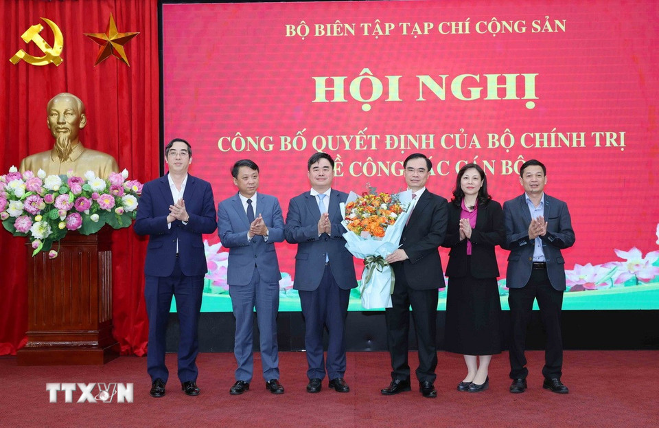 Các đồng chí lãnh đạo Tạp chí Cộng sản tặng hoa chúc mừng ông Dương Trung Ý. (Ảnh: Phương Hoa/TTXVN)