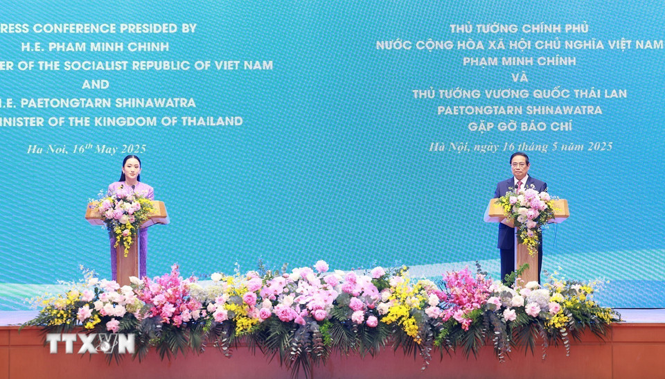 Thủ tướng Phạm Minh Chính và Thủ tướng Thái Lan Paetongtarn Shinawatra công bố Việt Nam và Thái Lan nâng cấp quan hệ lên Đối tác Chiến lược Toàn diện. (Ảnh: Dương Giang/TTXVN)