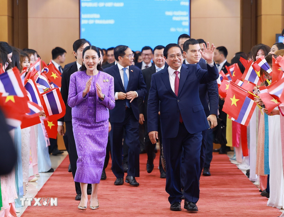 Thủ tướng Phạm Minh Chính và Thủ tướng Thái Lan Paetongtarn Shinawatra. (Ảnh: Dương Giang/TTXVN)