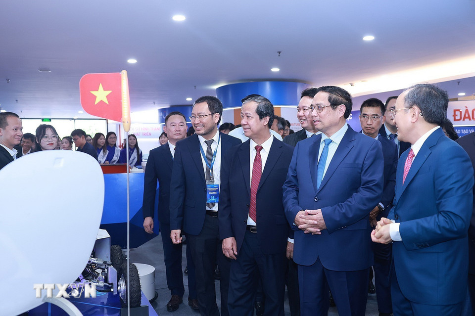 Thủ tướng Phạm Minh Chính tham quan trưng bày thành tựu của Đại học Phenikaa. (Ảnh: Dương Giang/TTXVN)