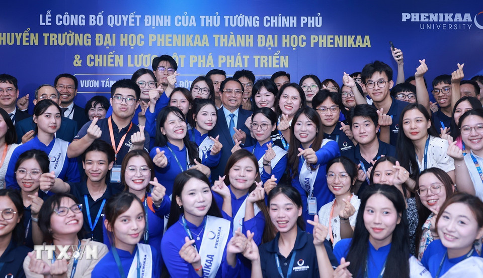 Thủ tướng Phạm Minh Chính với sinh viên Đại học Phenikaa. (Ảnh: Dương Giang/TTXVN)