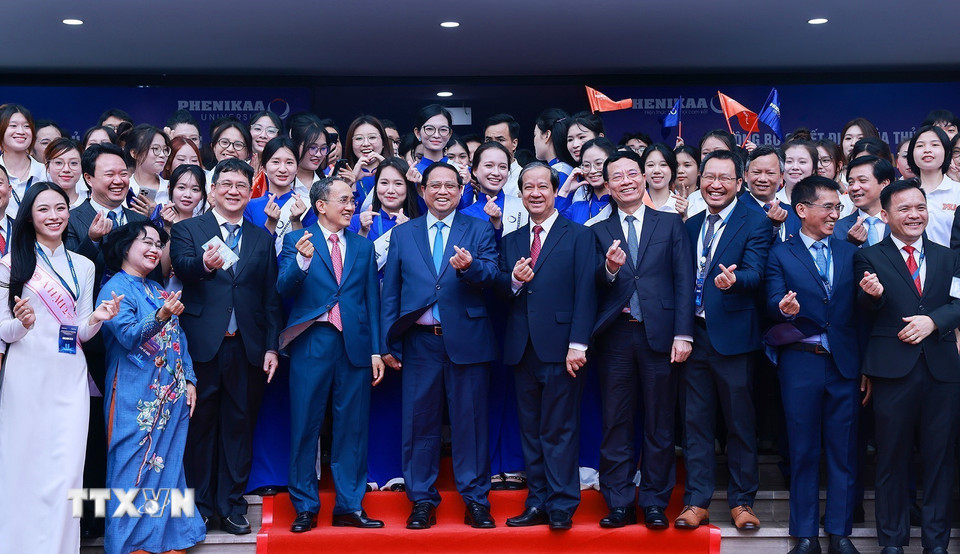 Thủ tướng Phạm Minh Chính với lãnh đạo và sinh viên Đại học Phenikaa. (Ảnh: Dương Giang/TTXVN)