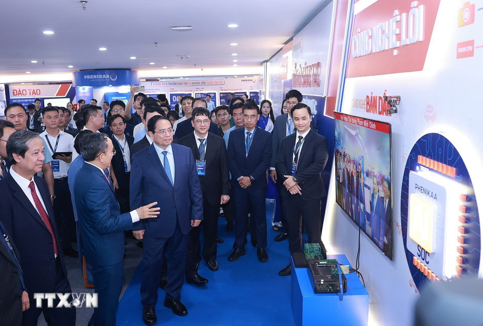 Thủ tướng Phạm Minh Chính tham quan trưng bày thành tựu của Đại học Phenikaa. (Ảnh: Dương Giang/TTXVN)