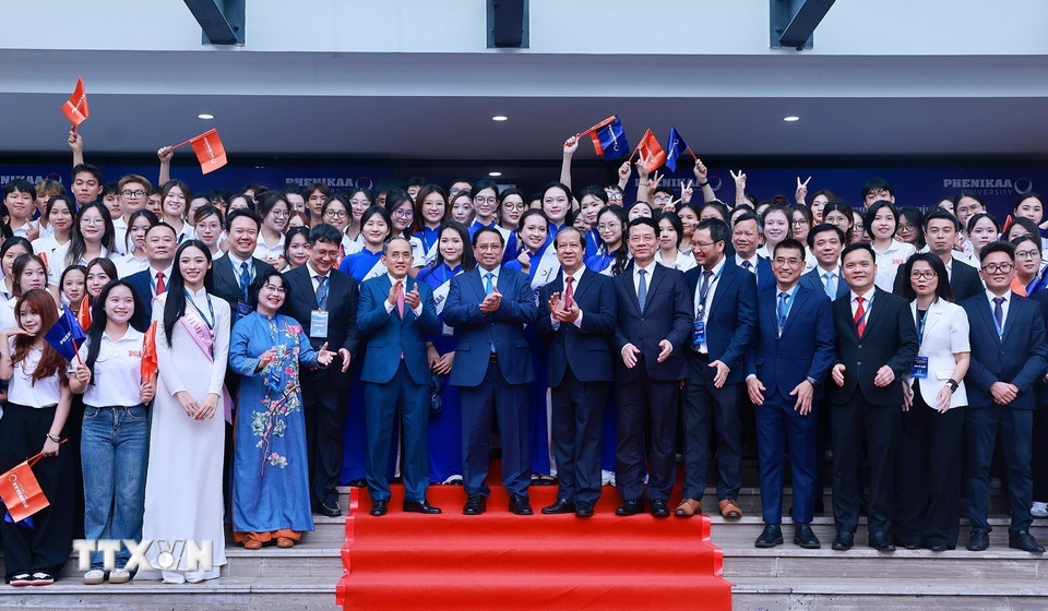 Thủ tướng Phạm Minh Chính lãnh đạo và sinh viên Đại học Phenikaa. (Ảnh: Dương Giang/TTXVN)