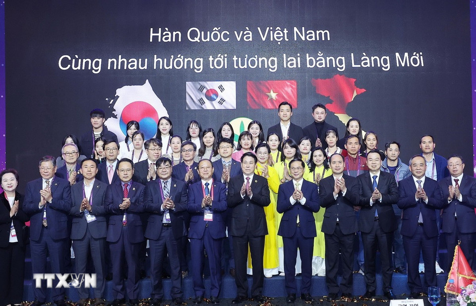 Chủ tịch nước Lương Cường với các đại biểu dự chương trình “Ngày Việt Nam.” (Ảnh: Lâm Khánh/TTXVN)