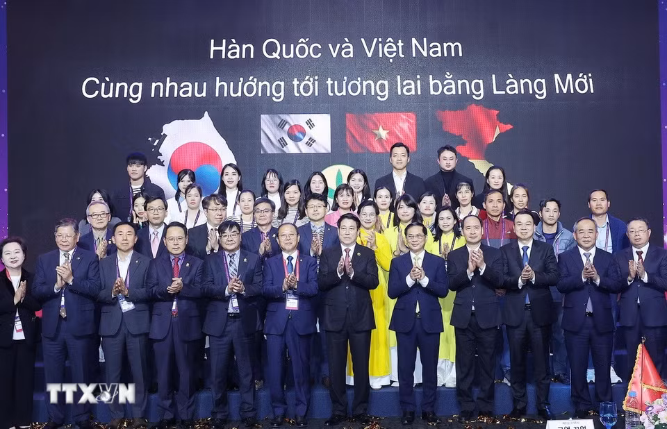 Chủ tịch nước Lương Cường với các đại biểu dự chương trình “Ngày Việt Nam.” (Ảnh: Lâm Khánh/TTXVN)