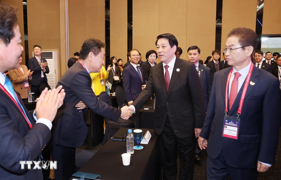 Chủ tịch nước Lương Cường với các đại biểu dự chương trình “Ngày Việt Nam." (Ảnh: Lâm Khánh/TTXVN)