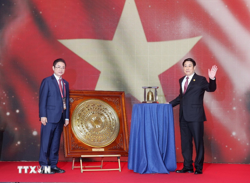 Chủ tịch nước Lương Cường và Thống đốc Lee Cheol-woo trao đổi tặng phẩm là phiên bản mặt trống đồng Đông Sơn của Việt Nam và phiên bản chuông cổ thời đại Silla của Hàn Quốc. (Ảnh: Lâm Khánh/TTXVN)