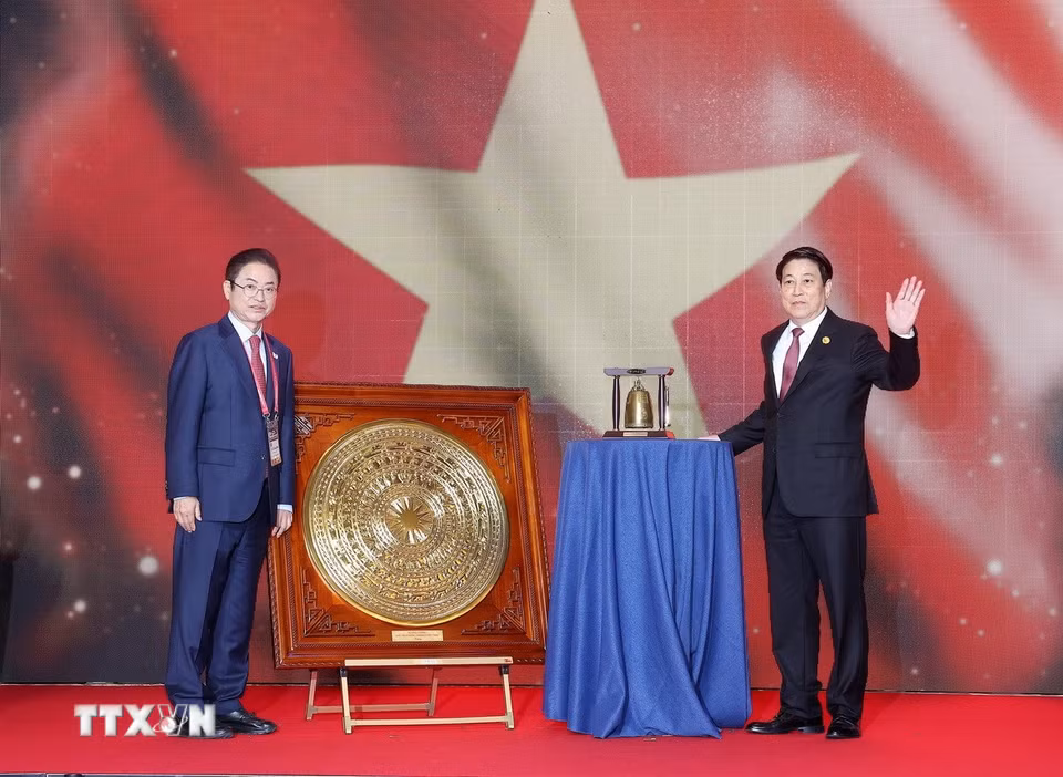 Chủ tịch nước Lương Cường và Thống đốc Lee Cheol-woo trao đổi tặng phẩm là phiên bản mặt trống đồng Đông Sơn của Việt Nam và phiên bản chuông cổ thời đại Silla của Hàn Quốc. (Ảnh: Lâm Khánh/TTXVN)