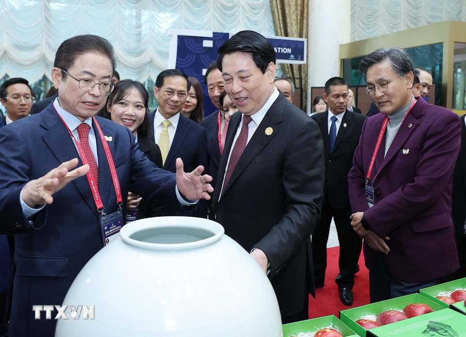 Thống đốc tỉnh Gyeongsangbuk Lee Cheol-woo giới thiệu với Chủ tịch nước Lương Cường về những tặng phẩm. (Ảnh: Lâm Khánh/TTXVN)