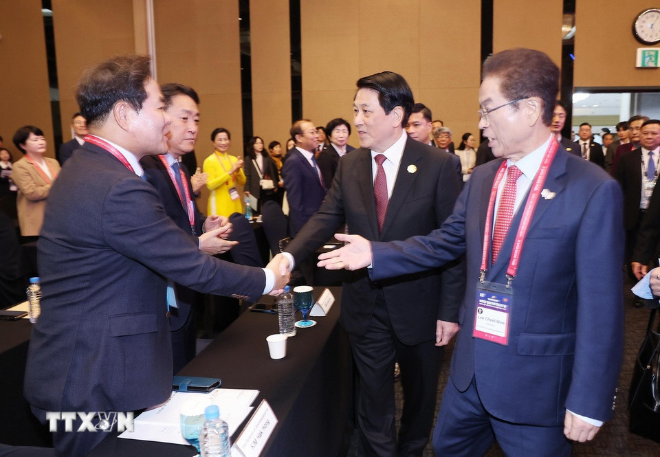 Chủ tịch nước Lương Cường với các đại biểu dự chương trình “Ngày Việt Nam." (Ảnh: Lâm Khánh/TTXVN)