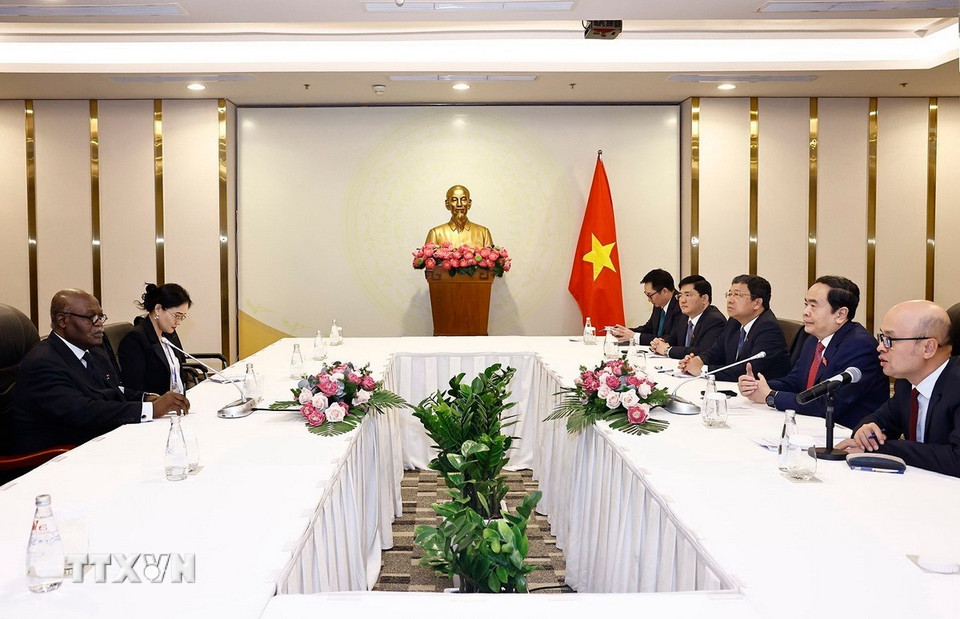 Chủ tịch Quốc hội Trần Thanh Mẫn tiếp Phó Chủ tịch thứ nhất Quốc hội Cameroon, Chủ tịch Liên minh Nghị viện Pháp ngữ (APF) ngữ Hilarion Etong. (Ảnh: Doãn Tấn/TTXVN)